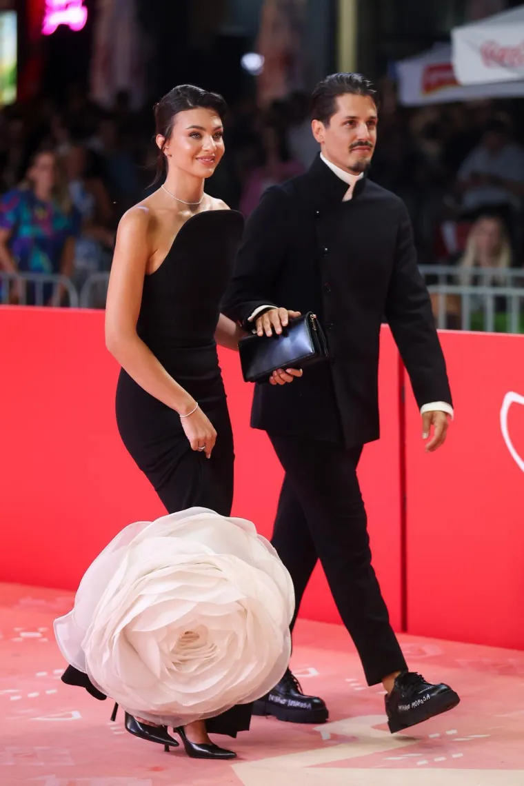 &Scaron;u&scaron;ur na crvenom tepihu SFF-a: Nika Turković stigla s dečkom, evo tko je sve pozirao fotografima