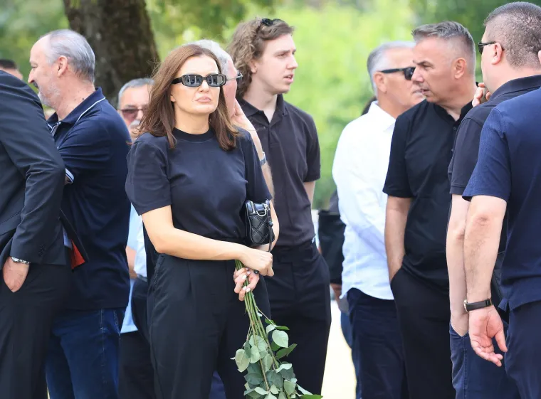 Svi su stigli na Mirogoj: Pogledajte tko je do&scaron;ao na posljednji ispraćaj majke Zdravka Mamića