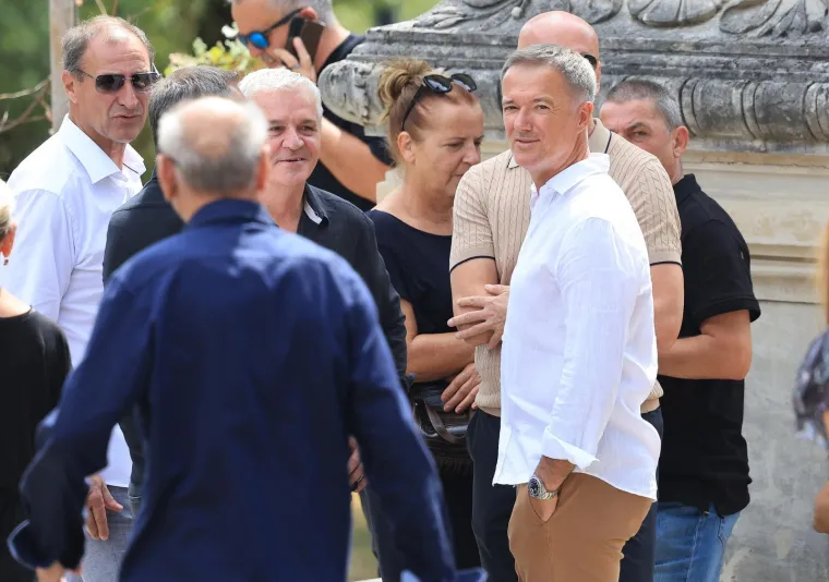 Svi su stigli na Mirogoj: Pogledajte tko je do&scaron;ao na posljednji ispraćaj majke Zdravka Mamića