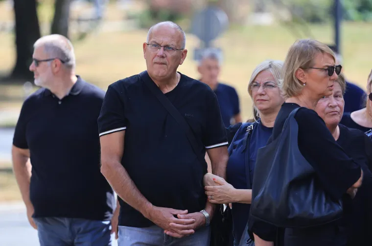 Svi su stigli na Mirogoj: Pogledajte tko je do&scaron;ao na posljednji ispraćaj majke Zdravka Mamića