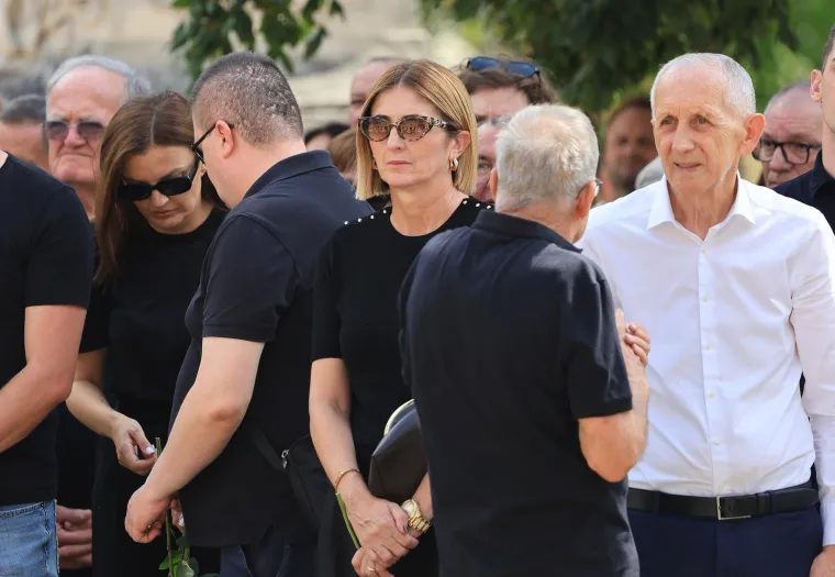 Svi su stigli na Mirogoj: Pogledajte tko je do&scaron;ao na posljednji ispraćaj majke Zdravka Mamića