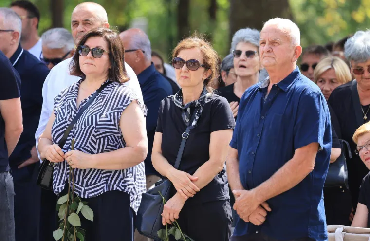 Svi su stigli na Mirogoj: Pogledajte tko je do&scaron;ao na posljednji ispraćaj majke Zdravka Mamića