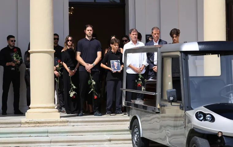 Svi su stigli na Mirogoj: Pogledajte tko je do&scaron;ao na posljednji ispraćaj majke Zdravka Mamića