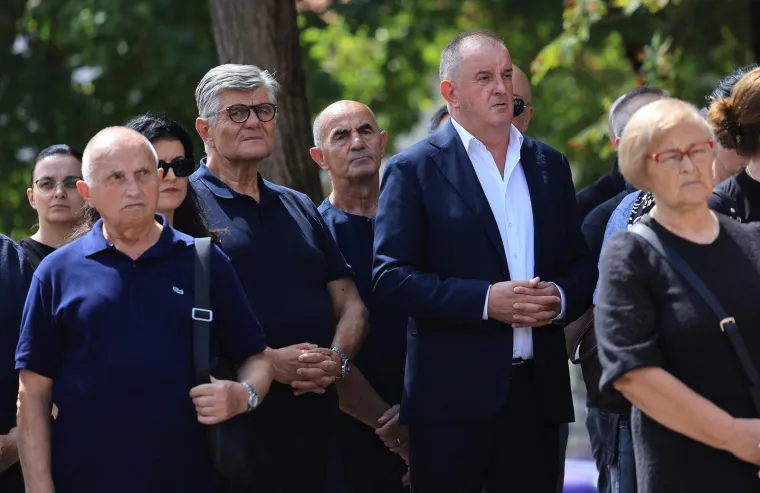 Svi su stigli na Mirogoj: Pogledajte tko je do&scaron;ao na posljednji ispraćaj majke Zdravka Mamića