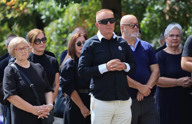 Svi su stigli na Mirogoj: Pogledajte tko je do&scaron;ao na posljednji ispraćaj majke Zdravka Mamića