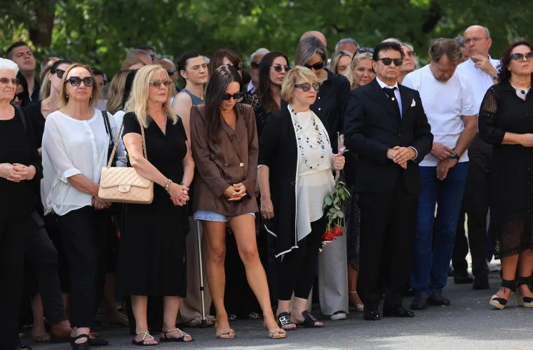 Svi su stigli na Mirogoj: Pogledajte tko je do&scaron;ao na posljednji ispraćaj majke Zdravka Mamića