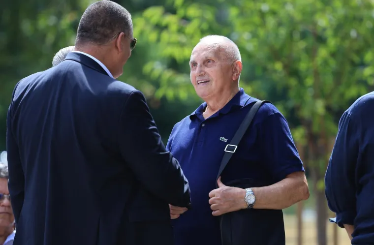 Svi su stigli na Mirogoj: Pogledajte tko je do&scaron;ao na posljednji ispraćaj majke Zdravka Mamića
