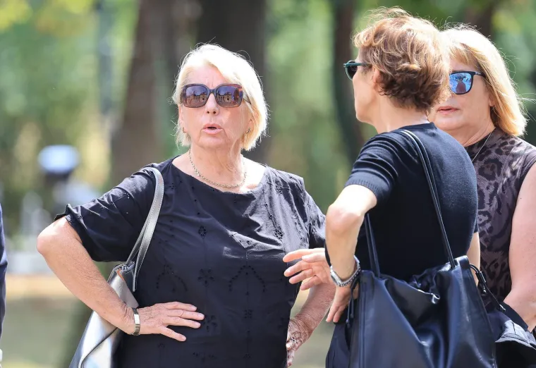 Svi su stigli na Mirogoj: Pogledajte tko je do&scaron;ao na posljednji ispraćaj majke Zdravka Mamića
