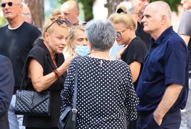 Svi su stigli na Mirogoj: Pogledajte tko je do&scaron;ao na posljednji ispraćaj majke Zdravka Mamića