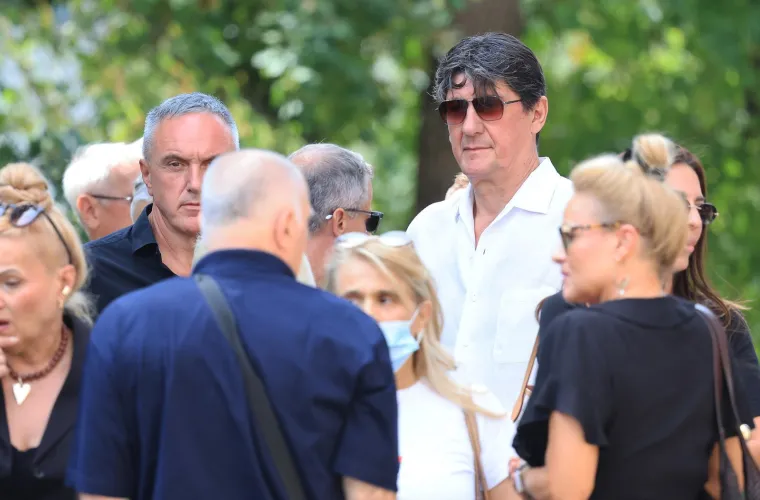 Svi su stigli na Mirogoj: Pogledajte tko je do&scaron;ao na posljednji ispraćaj majke Zdravka Mamića