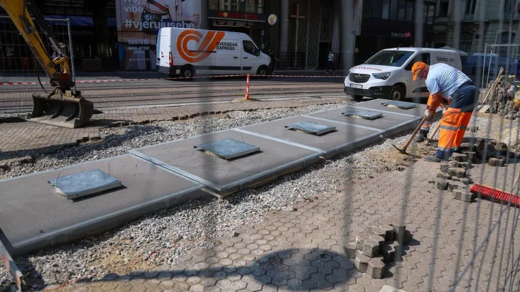 Bačeno prvo smeće u nove spremnike nadomak Trga bana Jelačića: Svi su htjeli zaviriti