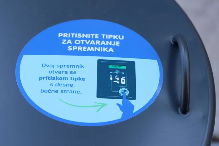 Bačeno prvo smeće u nove spremnike nadomak Trga bana Jelačića: Svi su htjeli zaviriti
