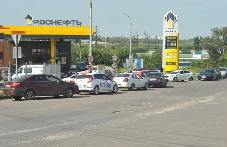 Benzinske postaje polako presu&scaron;uju: Kriza stigla i do Moskve, pogledajte prizore