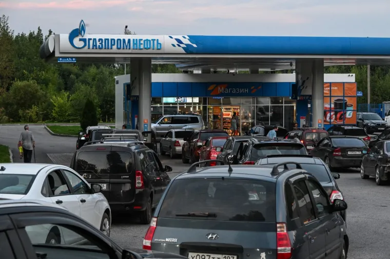 Benzinske postaje polako presu&scaron;uju: Kriza stigla i do Moskve, pogledajte prizore