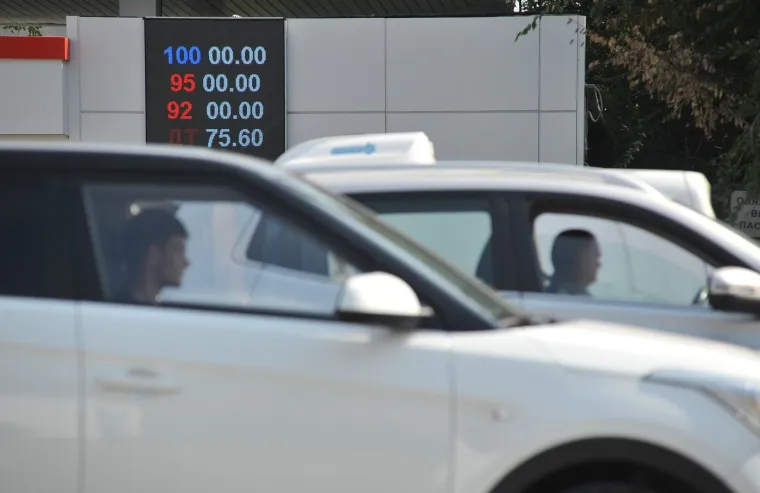 Benzinske postaje polako presu&scaron;uju: Kriza stigla i do Moskve, pogledajte prizore