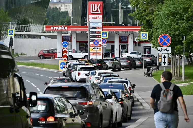 Benzinske postaje polako presu&scaron;uju: Kriza stigla i do Moskve, pogledajte prizore