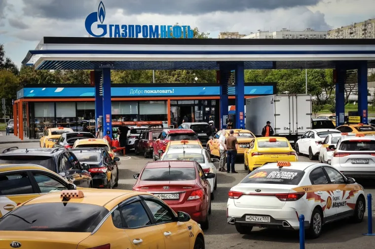 Benzinske postaje polako presu&scaron;uju: Kriza stigla i do Moskve, pogledajte prizore