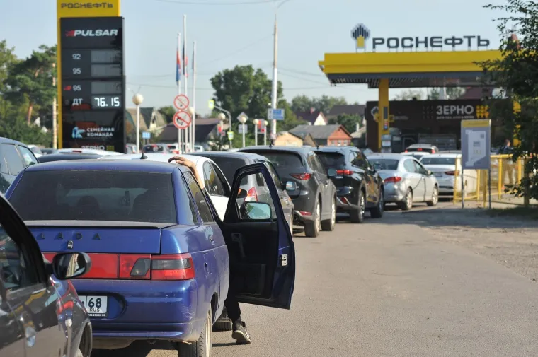 Benzinske postaje polako presu&scaron;uju: Kriza stigla i do Moskve, pogledajte prizore