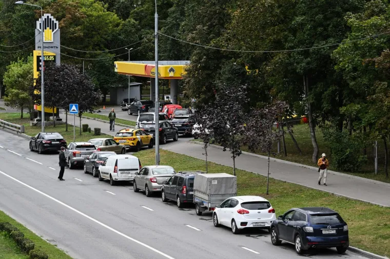 Benzinske postaje polako presu&scaron;uju: Kriza stigla i do Moskve, pogledajte prizore