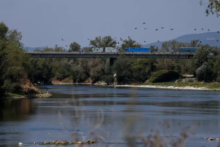 Pogledajte prizore užasa iz Save: Mrtve ribe i &scaron;takori plutaju rijekom, alarmirane sve službe