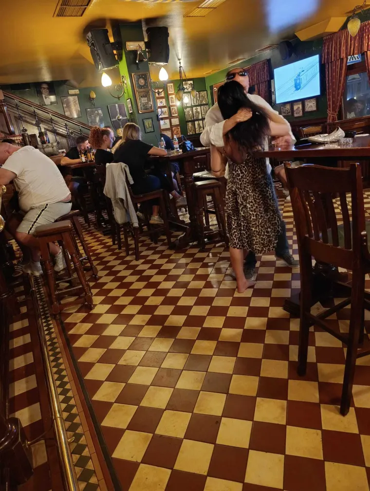 Ovo je lički župan noć prije sjednice o opasnom otpadu. Ovako se pravda: 'To je bio poljubac za rođendan'