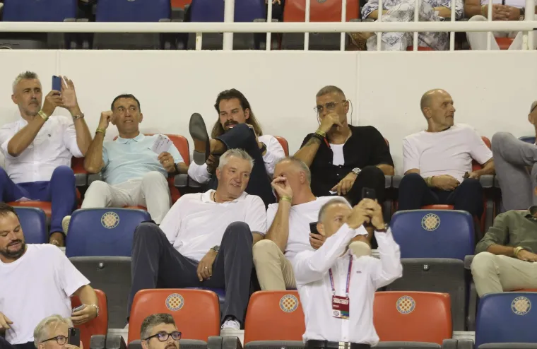 Pogledajte &scaron;to izbornik Bilić radi u loži Poljuda! Evo tko jo&scaron; gleda najvažniju utakmicu Hajduka