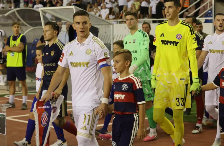 Pogledajte &scaron;to izbornik Bilić radi u loži Poljuda! Evo tko jo&scaron; gleda najvažniju utakmicu Hajduka