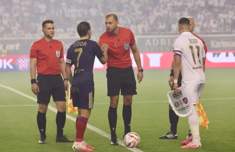 Pogledajte &scaron;to izbornik Bilić radi u loži Poljuda! Evo tko jo&scaron; gleda najvažniju utakmicu Hajduka