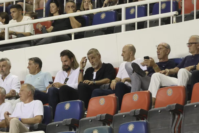 Pogledajte &scaron;to izbornik Bilić radi u loži Poljuda! Evo tko jo&scaron; gleda najvažniju utakmicu Hajduka