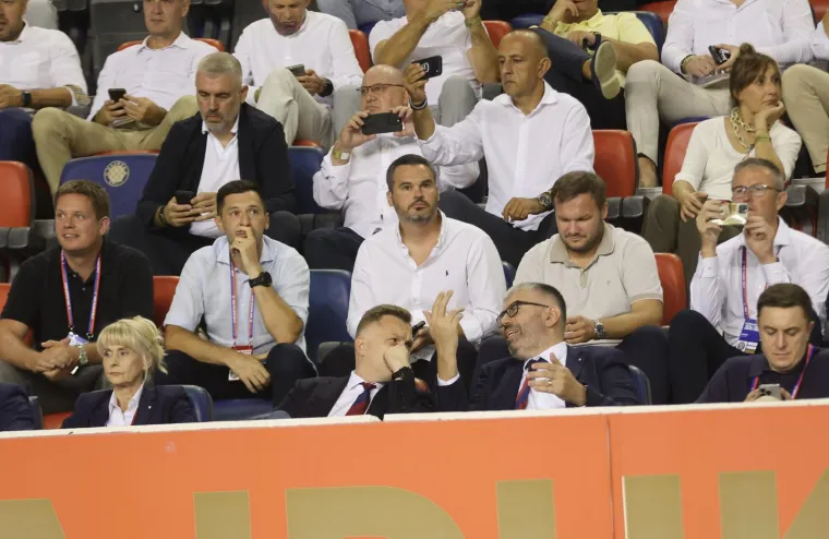 Pogledajte &scaron;to izbornik Bilić radi u loži Poljuda! Evo tko jo&scaron; gleda najvažniju utakmicu Hajduka
