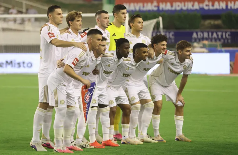 Pogledajte &scaron;to izbornik Bilić radi u loži Poljuda! Evo tko jo&scaron; gleda najvažniju utakmicu Hajduka