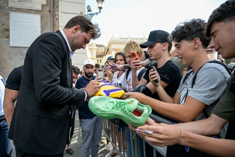 Luka Dončić je neprepoznatljiv: Pojavio se u javnosti i sve &scaron;okirao
