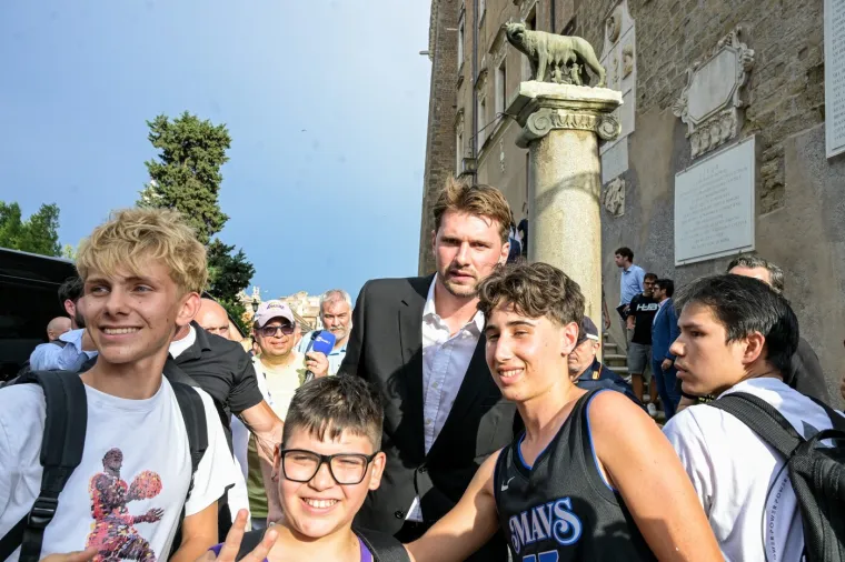 Luka Dončić je neprepoznatljiv: Pojavio se u javnosti i sve &scaron;okirao