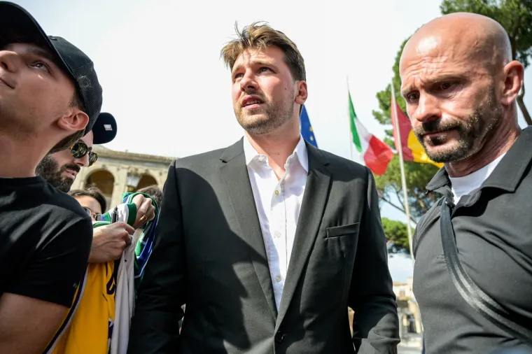 Luka Dončić je neprepoznatljiv: Pojavio se u javnosti i sve &scaron;okirao