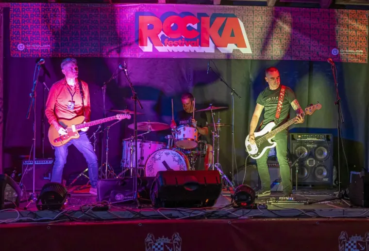 Koža, čipka i vruće hlačice: Atraktivne rokerice mamile poglede na karlovačkoj gitarijadi