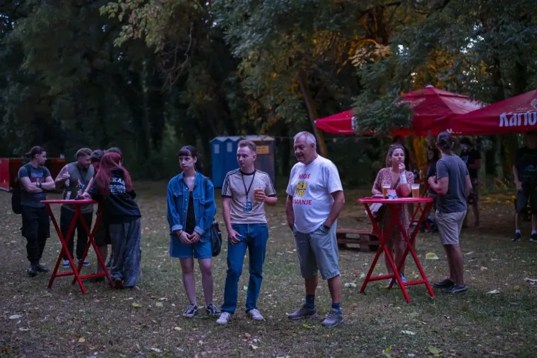 Koža, čipka i vruće hlačice: Atraktivne rokerice mamile poglede na karlovačkoj gitarijadi