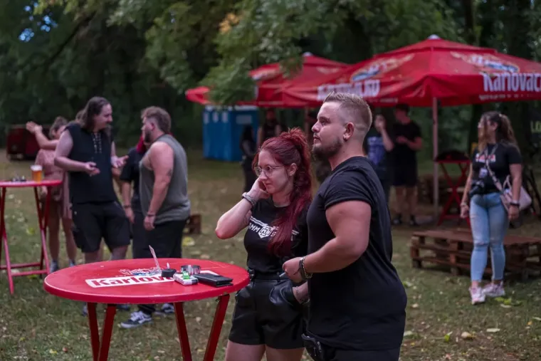Koža, čipka i vruće hlačice: Atraktivne rokerice mamile poglede na karlovačkoj gitarijadi