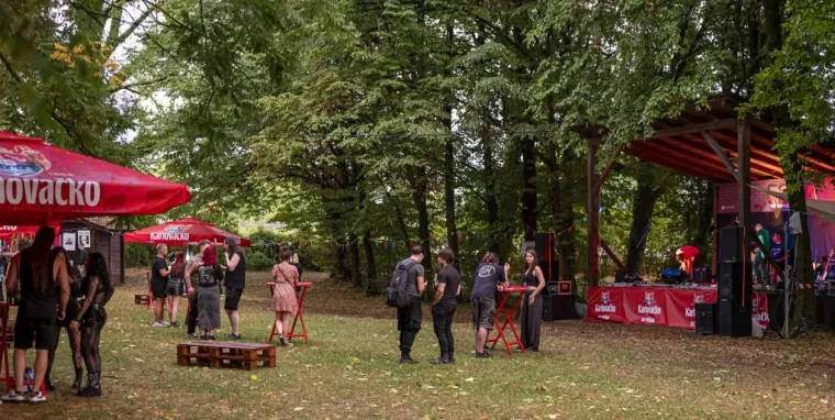 Koža, čipka i vruće hlačice: Atraktivne rokerice mamile poglede na karlovačkoj gitarijadi