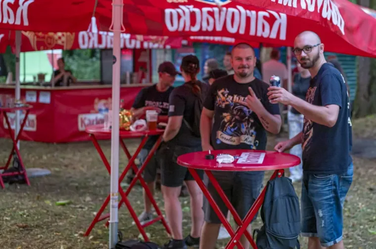 Koža, čipka i vruće hlačice: Atraktivne rokerice mamile poglede na karlovačkoj gitarijadi