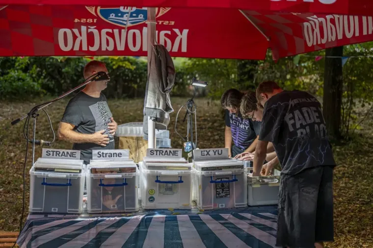 Koža, čipka i vruće hlačice: Atraktivne rokerice mamile poglede na karlovačkoj gitarijadi