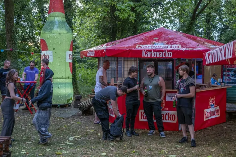Koža, čipka i vruće hlačice: Atraktivne rokerice mamile poglede na karlovačkoj gitarijadi