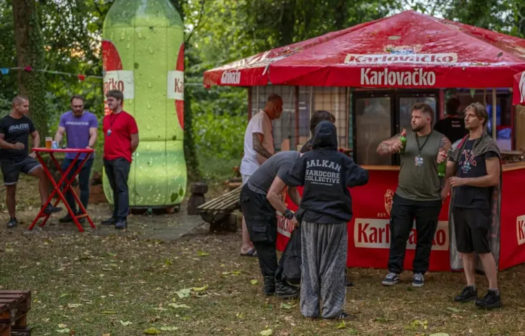 Koža, čipka i vruće hlačice: Atraktivne rokerice mamile poglede na karlovačkoj gitarijadi