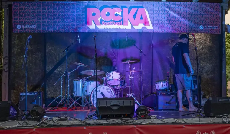 Koža, čipka i vruće hlačice: Atraktivne rokerice mamile poglede na karlovačkoj gitarijadi