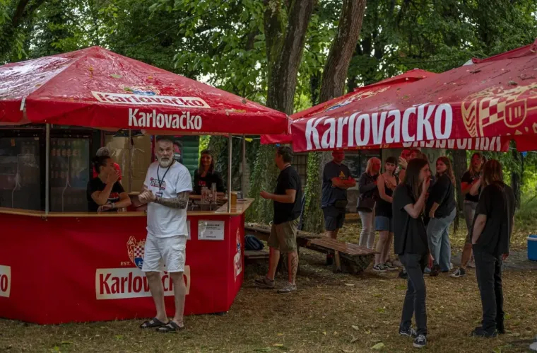 Koža, čipka i vruće hlačice: Atraktivne rokerice mamile poglede na karlovačkoj gitarijadi