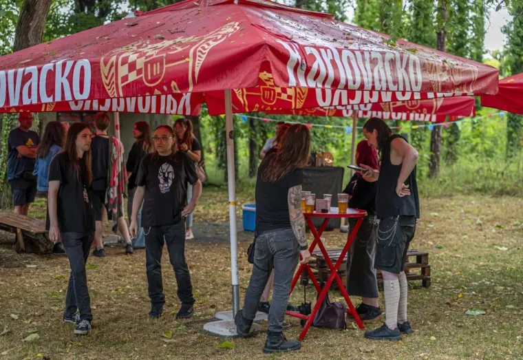 Koža, čipka i vruće hlačice: Atraktivne rokerice mamile poglede na karlovačkoj gitarijadi