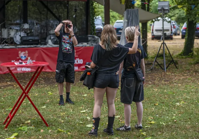 Koža, čipka i vruće hlačice: Atraktivne rokerice mamile poglede na karlovačkoj gitarijadi