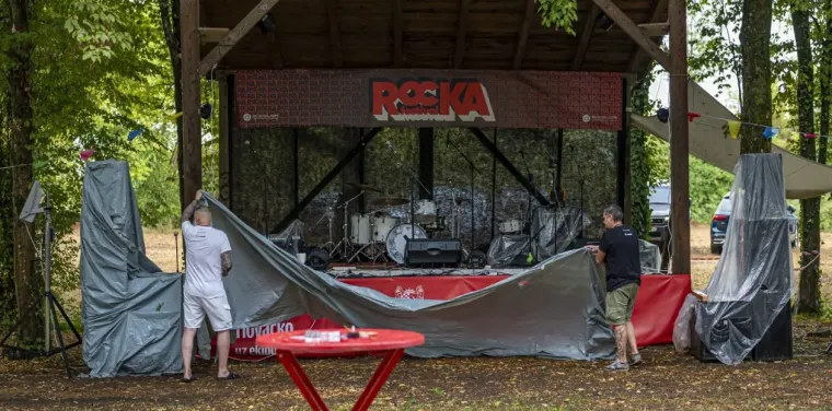 Koža, čipka i vruće hlačice: Atraktivne rokerice mamile poglede na karlovačkoj gitarijadi