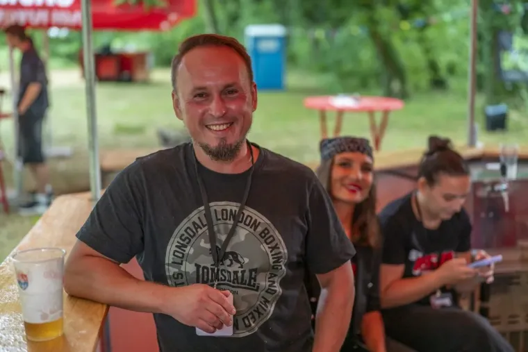 Koža, čipka i vruće hlačice: Atraktivne rokerice mamile poglede na karlovačkoj gitarijadi