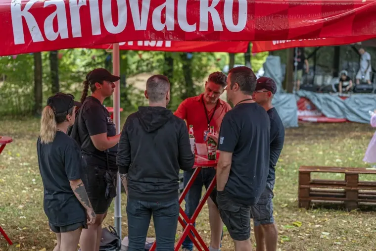 Koža, čipka i vruće hlačice: Atraktivne rokerice mamile poglede na karlovačkoj gitarijadi