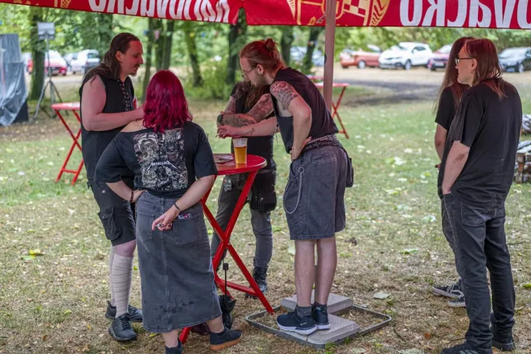 Koža, čipka i vruće hlačice: Atraktivne rokerice mamile poglede na karlovačkoj gitarijadi